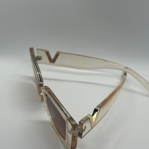 Chic Beige Rectangle Sunglasses with V Detail - Trendy Fashion Shades main image 9